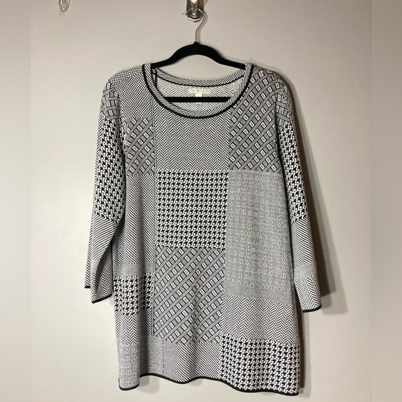 Dana Buchman Sweaters - Dana Buchman XL Sweater
Black White Pattern